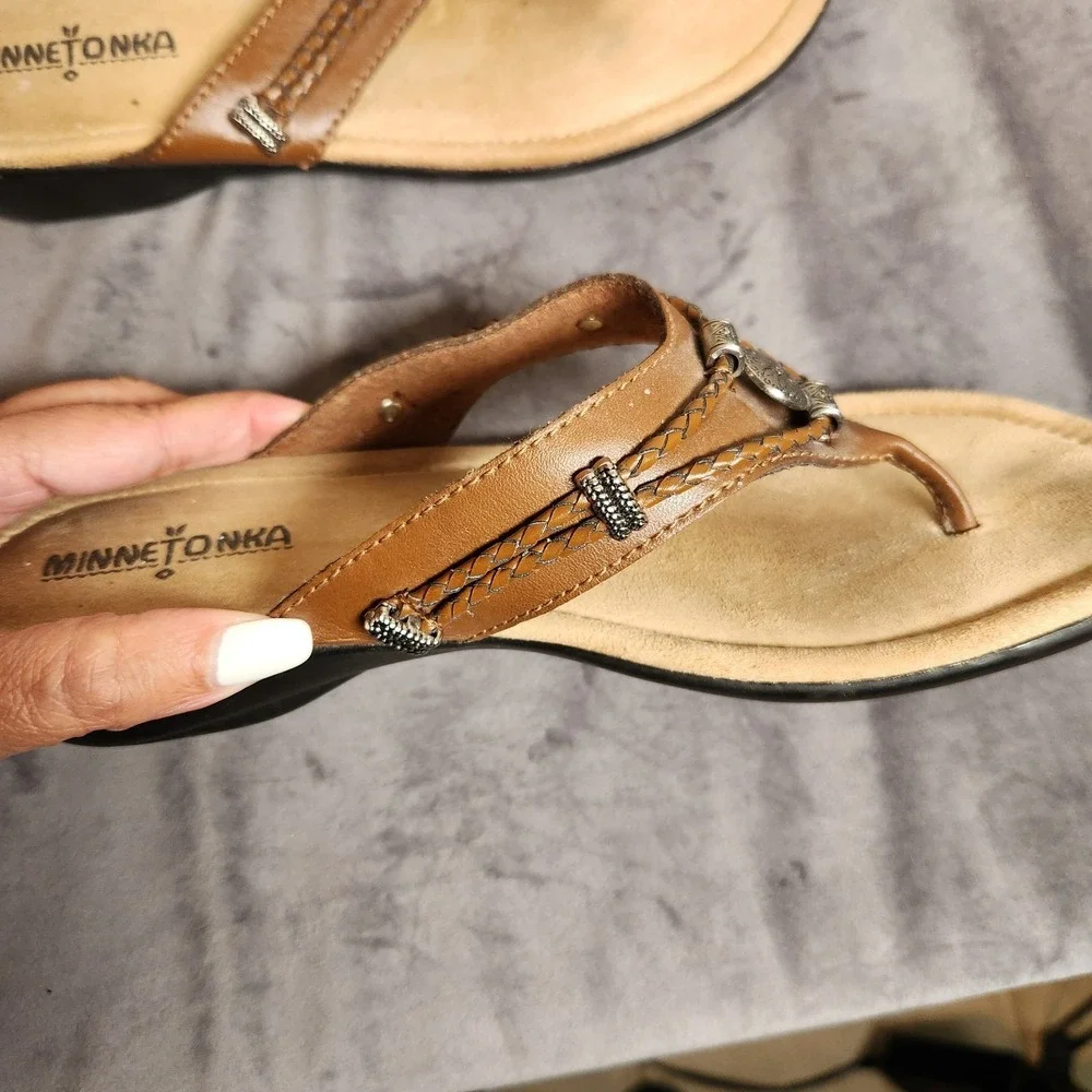 Minnetonka Silverthorne Thong Sandals Womens Size 9 Nutmeg Brown Leather W/Box